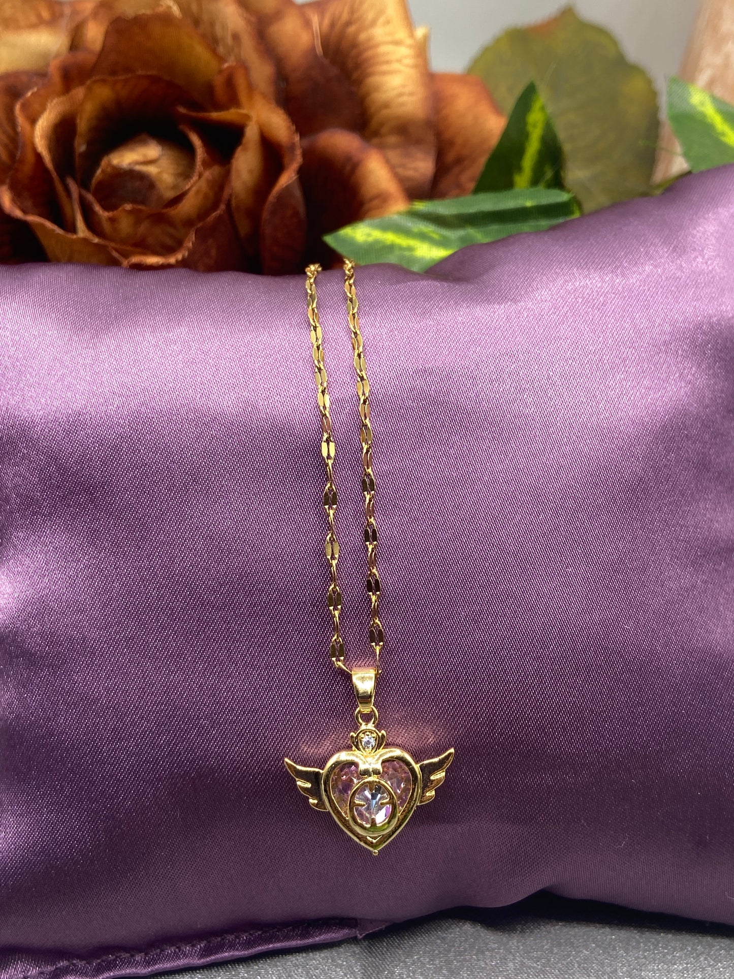 Rhinestone heart w/wings charm necklace